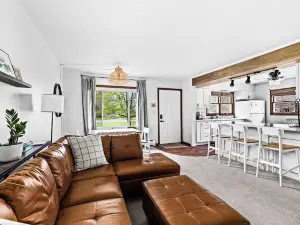 Charming 2-Bedroom Home/Side-by-Side Duplex/Dog-Friendly