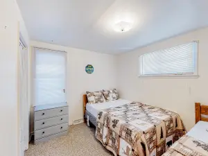 Dog & Family-Friendly Home w/Free WiFi, Full Kitchen, Flatscreen TV -near lakes