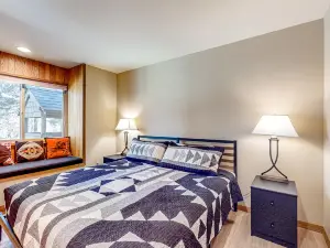 Mountain-view ranch house with fireplace, W/D, central AC & bikes - dog-friendly