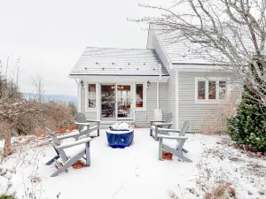 Lovely mountain retreat with amazing views, game room, firepit, & woodstove