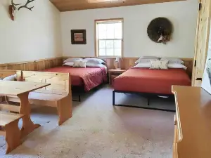 Private Wooded Nature and Jacuzzi Tub - Charming Log Cabin