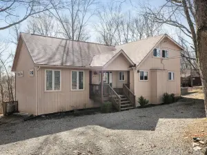 Cozy Retreat - 3 Fireplaces, Hot Tub, Fire Pit, Deck