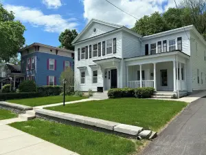 The House on Monroe / Heated Pool & Hot Tub