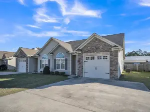 Stonebrooke Haven - Cozy Pet Friendly Family Getaway 3 Bedroom Home by Redawning