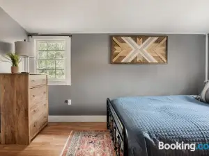 Creekside Cabin w Hot Tub, Fire Pit, Grill, WiFi!