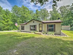 Cozy Hale Home Between Long & Loon Lakes!