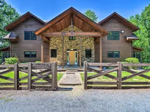 Idyllic Mtn Retreat w/ Hot Tub Near Shenandoah NP!