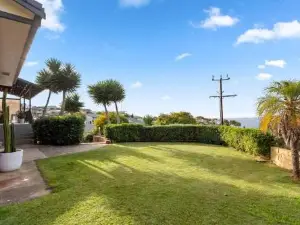Valley View Home - 3 Bdrms, Bay Views, Woodfired Pizza Oven, Firepit