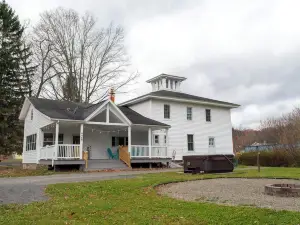 Charming 4-bed Farmhouse. Minutes to Bristol Mountain, Finger Lakes, Wineries.