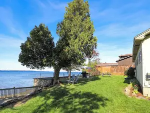 Charming 3-bedroom lakefront house with large yard and sandy beach