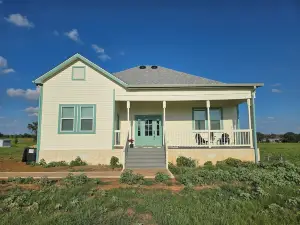 Pet friendly Peaceful Country BBQ Clean Freaks! State Park Antiques Lavender