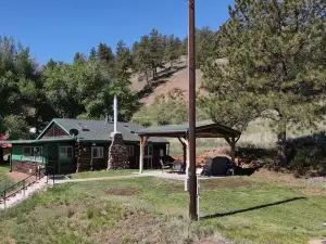 Updated Cabin. Fly fishing on the Gold Medal South Platte by Decker's Co. WiFi