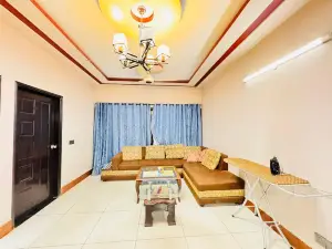 Cozy Urban Flat w/ Full Kitchen