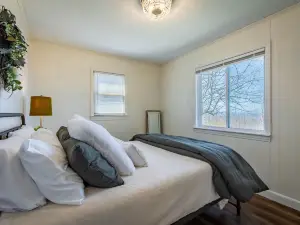 A peaceful tiny cabin with sweeping views of the mountains.