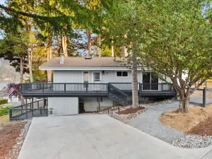 Stunning Lake Views and Outdoor Adventure - Charming Retreat