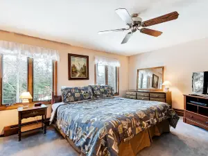 Lovely condo w/ a lake access plus shared tennis & basketball courts
