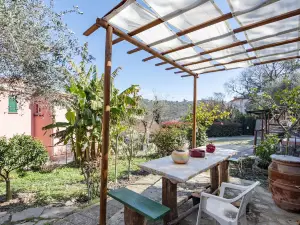 Alla Casa Rosa, Peaceful Apartment Surrounded by Greenery with Free Parking, WiFi & Air Conditioning