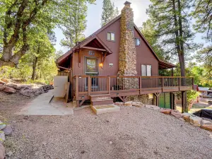 Hot Tub, Game Room Dog-Friendly Pine Cabin!