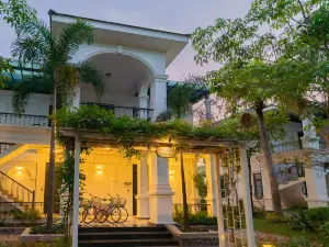 Lotus Hotel - Vườn Vua