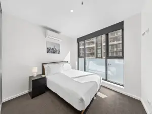 Bright 2-Bed Apartment with Scenic Balcony