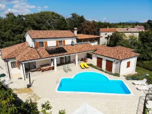 Villa Arton Heated Swimming-Pool