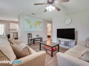 Cozy and Contemporary Villa 1 Mile from Gsu