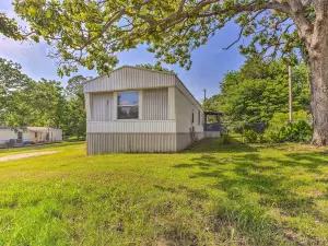 Cozy Mead Home w/ Grill & Patio: Nearby Lake!