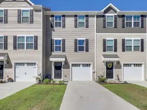 Sunlit Milford Townhome < 2 Mi to Riverwalk!