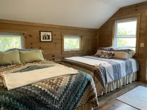 Private modern off-grid lakehouse with guest cabin