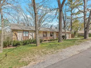 Pet-Friendly, Bella Vista 2BR with Biking Haven