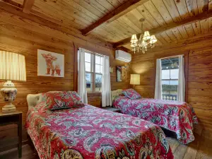 Serene Farmhouse with Scenic Walking Paths - Stunning Charming Retreat