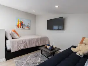 Luxurious Pool and Spacious Yard - Enchanting Oasis Retreat