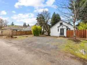 2-Bedroom Bungaloo Nestled Close to Urban Centers