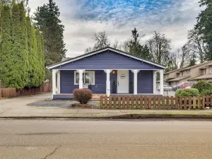 Charming Stayton Home w/ Deck + Smart TV!