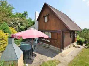 Beautiful Holiday Home With Pool in a Well-kept Garden, Near Prague