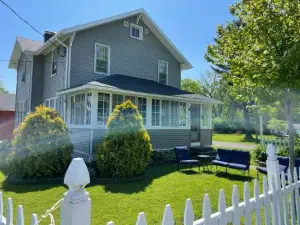 Drop Anchor Cottages and Lake House