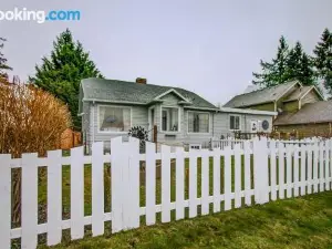 North Bend Downtown Cottage