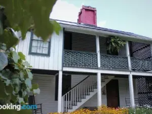 Upstairs Historic 1 Bedroom 1 Bath Suite with Mini-Kitchen, Porch & River Views