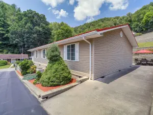 Laptop-Friendly Appalachian Mountain Retreat!