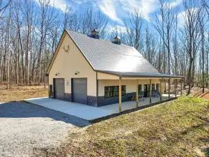 Whitetail Lodge - Relaxing Retreat in private forest Spring Deals