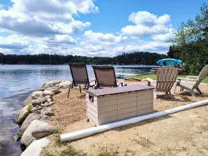 Lake Cabin! Stocked, Wifi Beach Kayaks, Firepit, Trails, Creek Washer Dryer, Pet