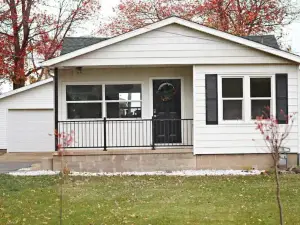Cozy Cottage in East Peoria!