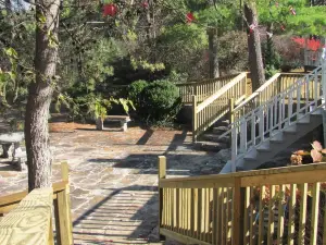 Stunning Mountain Lake, Private Forest, Beautiful 4 BR & 4 BA