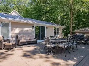 Trendy Lakeside Retreat-Screened Bar, Large Dock, Kayaks