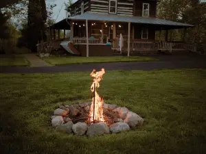 Beautiful and Historic Log Cabin: cozy, quiet, huge hot tub! Quiet getaway!