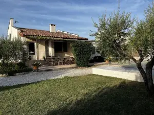 Provencal house with heated pool and garden - sleeps 6