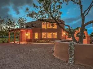 Tierra de Milagros~Great Place for the Balloon Fiesta! Serene ~ Private ~ Secure