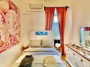 “Athenas” Neoclassic Harbour View Apartment