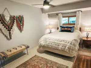 Riverfront home w/private deck, sunroom, full kitchen, and free WiFi