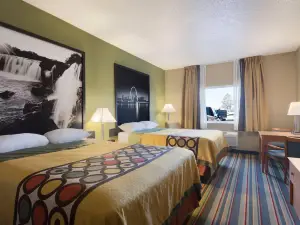 Super 8 by Wyndham Lees Summit